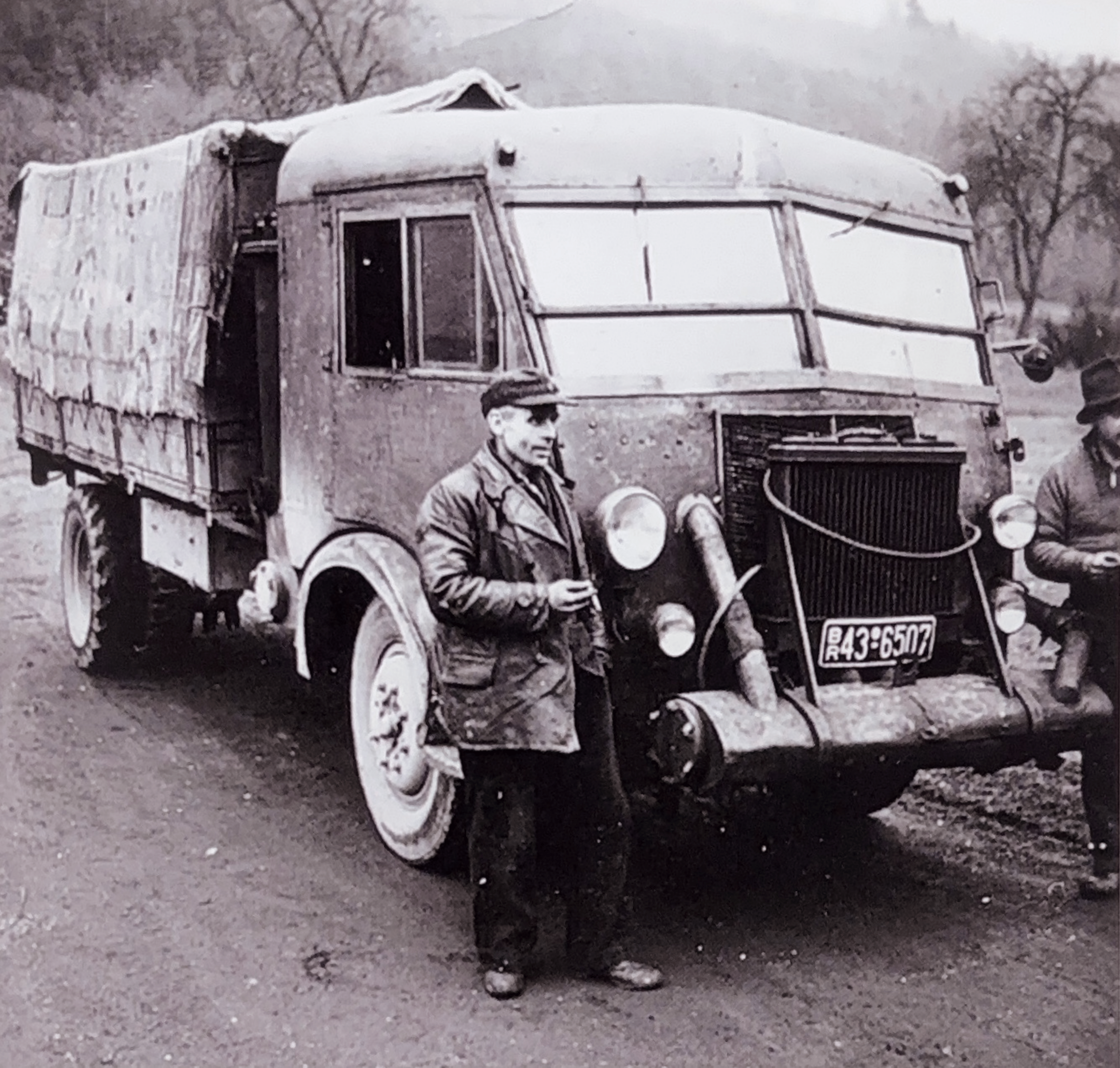 Gescanntes Dokument 2-02 Erwin König 1948 vor seinem Panhard mit Maybach-Benzinmotor und Holzgasantrieb
- der Start ins Transportwesen